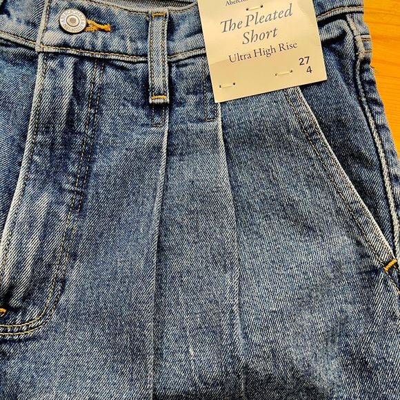 Abercrombie & Fitch, Pleated Medium Color High Waist Denim Short, Size:27 - Picture 7 of 8